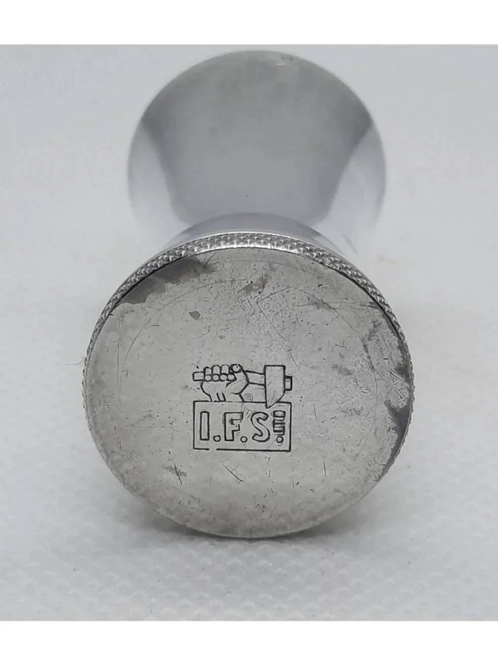 Salt & pepper shaker set silverplate, knurled bottom rim; I.F.S. Ltd England